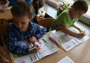 Dzieci wykonują ćwiczenia w kartach pracy